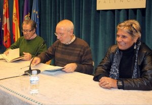 García Velasco, Julián Alonso y Concha Carriedo, ayer, en la presentación. ::
MERCHE DE LA FUENTE