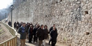 León de la Riva y Cantalapiedra encabezan la comitiva que visitó la nueva ruta. ::                             HENAR SASTRE