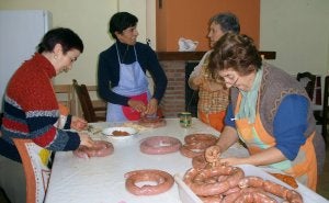 Un grupo de mujeres elaboran chorizos tras la matanza, en una vivienda de Astudillo. ::
MARISA FRANCO