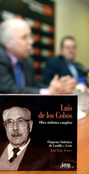 José Luis Temes presenta el CD de Luis de los Cobos (en primer término). ::
RUBÉN CACHO-ICAL