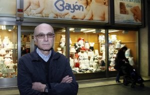 Javier Bayón Alonso, mejor empresario del año en Valladolid, a la puerta de su negocio. ::                             ANTONIO QUINTERO