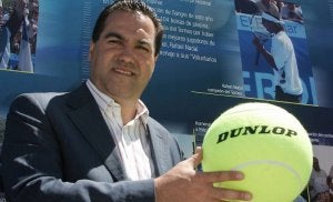 Javier Martínez posa con una gran pelota. ::
ROSA BLANCO