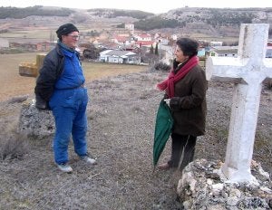 Celes posa con su mujer, María Dolores, junto a las cruces que ha elaborado en Mélida. ::
L. SANCHO
