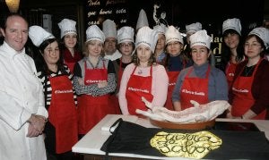 Cándido y sus cocineros posan junto al grupo de aprendices que ayer descubrieron los secretos de la cocina tradicional. ::                             ANTONIO DE TORRE