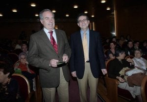 José María Juarranz (derecha) entra en la sala junto a Rafael Encinas. ::
ANTONIO DE TORRE