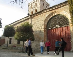 Lucía, Ángeles, Pili, Luisa, Asunción y Mari Carmen hacen gimnasia junto a la iglesia. ::
L. SANCHO