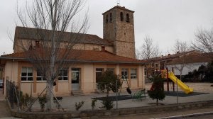Iglesia parroquial de Garcillán y escuela en primer término. ::
M. RICO