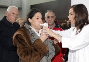 Una mujer realiza una espirometría ayudada por personal sanitario del Río Hortega. ::                             HENAR SASTRE