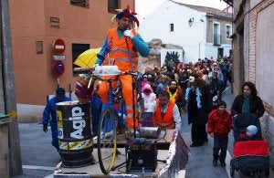Vecinos de Simancas y de los pueblos limítrofes participaron en el pasacalles de Simancas. ::                             J. H.