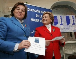 Elena García Gil y Juana Borrego, de Femur, presentan ayer los Premios Nacionales Mujer. ::
A. DE TORRE