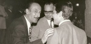 El teniente de alcalde Manuel Mosácula se dirige a Suárez (de espaldas) en presencia de Abril Martorell. ::
ARCHIVO DE LA FAMILIA MOSÁCULA