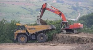 Una excavadora trabaja en la revegetación de una de las zonas afectadas. ::
CAROLINA MARTÍNEZ