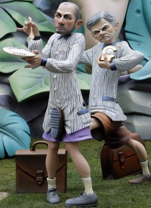 Los técnicos Pep Guardiola y José Mourinho, como dos escolares de uniforme. ::
A. SAIZ-AP