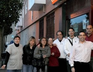 Los promotores del club de fumadores echan un pitillo a la puerta de la hamburguesería. :: R. OTAZO