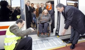 Técnicos de mantenimiento ajustan la pasarela telescópica al andén para que descienda del tren Roser Romero / Antonio Quintero