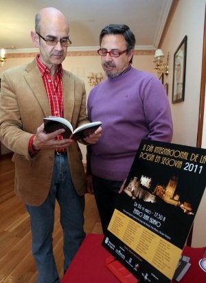 Norberto García y Amando Carabias presentan la jornada del segundo Día Internacional de la Poesía en Segovia. ::
A. TANARRO