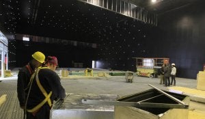Los operarios rematan los trabajos en la sala escénica del Laboratorio de las Artes, en las naves del matadero, que recibirá el nombre de Concha Velasco / GABRIEL VILLAMIL