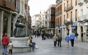 Escultura titulada 'Mujer', pero que se conoce como 'La Gorda', situada en la Calle Mayor. ::
V. HERRERO