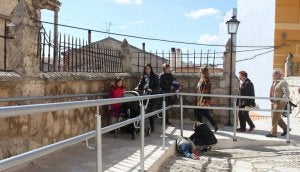 Varias personas transitan por la rampa de acceso a la iglesia parroquial. ::
LUIS ANTONIO CURIEL