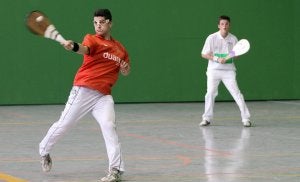Momento del partido de paleta goma que inauguró, ayer, el Gran Premio Ciudad de Segovia. ::
A. TANARRO