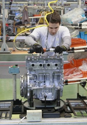 Un trabajador de Renault en la factoría de Motores de Valladolid. ::                             GABRIEL VILLAMIL