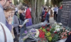 Familiares y representantes de partidos y sindicatos colocan flores en el panteón de los fusilados. ::
V. H.