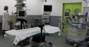 La doctora Ana Belén Rodríguez Bujez, en el quirófano de cirugía mayor ambulatoria del Río Hortega, ya dotado de equipo para la punción ovárica. ::                             HENAR SASTRE