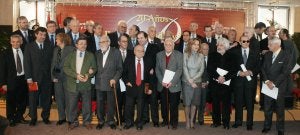 Celebración del vigésimo aniversario de los premios. De izquierda a derecha, Amable Liñán, Tomás Girbés, Guillermo Palomero, Antonio Vaciero, Elena Santiago, Ernesto Escapa,                  Germán Sánchez, José Sánchez Carralero, Giménez Rico, Eduardo Galante, Antonio Pereira, Julio Rodríguez, Javier Castroviejo, José Jiménez, Juan Vicente Herrera, Antonio Rodríguez, Miguel Cordero, Pedro Gómez,       José Antonio Cabezas, Eugenio Santos, Mariano de la Cruz, Silvia Clemente, Alberto Gómez, Venancio Blanco, Pedro Zuloaga, José Antonio Ramos, Gonzalo Santonja, Cristóbal Gabarrón, Edgar Romero, Julio Valdeón, Félix          Pérez, Antonio Colinas, Cristóbal Halffter y Pedro Miguel. ::                             GABRIEL VILLAMIL