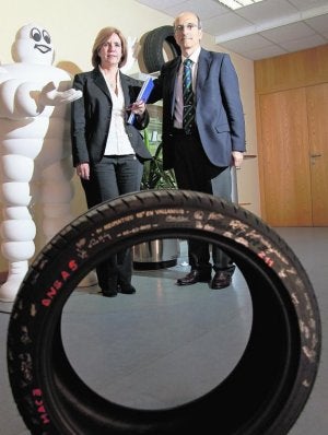 Yeves y Arconada, con el primer neumático de 18 pulgadas fabricado por medios técnicos / G. Villamil