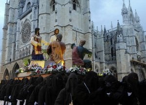 Miles de personas asisten a la procesión del Perdón, una de las más emblemáticas de León