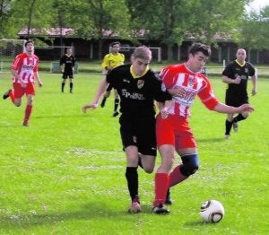 Un jugador del Herrera, a la izquierda, lucha con otro del Castilla Palencia, el pasado sábado.  ::
V. HERRERO