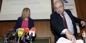 La consejera Pilar del Olmo y el delegado especial de la Agencia Tributaria, Luis de Andrés. ::                             N. GALLEGO-EFE