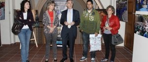 Carmen Martín, María José de la Fuente, Javier García Escudero, Eduardo Curiel y Merche de la Fuente, ayer, en la inauguración. ::                         FOTOS DE L. A. CURIEL