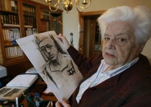 María Eugenia Yagüe, con una imagen de su padre. ::
R. ORDÓÑEZ-ICAL