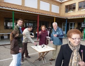 Un grupo de vecinos degusta la tortilla en la fiesta del sábado. ::
SANTIAGO RODRÍGUEZ
