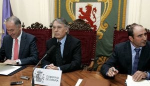 Gobierno y regantes firmaron ayer el acuerdo. ::
C. S. CAMPILLO-ICAL