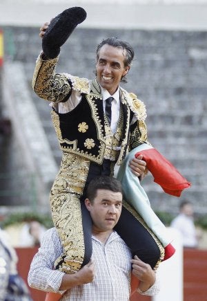 La miel para Luguillano, la hiel para Leandro