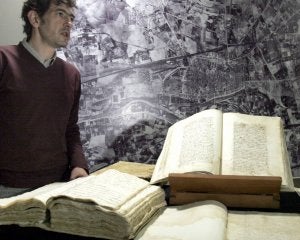 El director del Archivo Histórico Provincial de Palencia, Juan José Ruano, muestra el libro adquirido, que aparece sobre el atril, junto a otros documentos de Villada que ya posee el centro. ::
VÍCTOR HERRERO