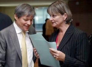 Ciolos habla con la ministra belga de Agricultura, antes de la reunión de ayer. ::                             OLIVIER HOSLET-EFE