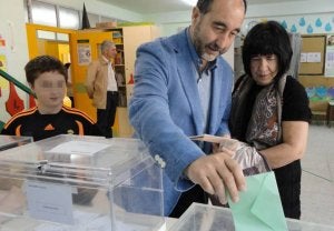 Barruelo. Alejandro Lamalfa depositó el voto con su esposa. ::                             EL NORTE