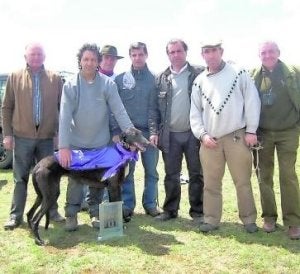 Criadores y autoridades posan con el galgo campeón ::
EL NORTE