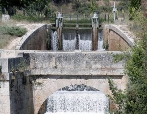 PALENCIA. Puente sobre el Canal de Castilla formado por un bello arco de piedra que se propone como Bien de Interés Cultural. ::                             VÍCTOR HERRERO