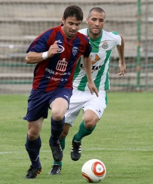 Anel se anticipa a un rival durante un partido del 'play off' de ascenso a Segunda B. ::                             ANTONIO TANARRO
