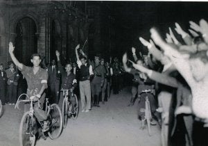 Los vallisoletanos toman las calles en el primer día de la rebelión.