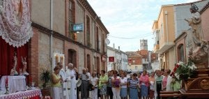 Los cofrades dedican una oración ante un altar con la imagen del Sagrado Corazón, el pasado viernes.