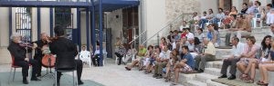 El Trío de Cuerdas Pro Arte actúa en el Patio de las Gradas del Museo del Cerrato, el sábado por la tarde. ::
LUIS ANTONIO CURIEL