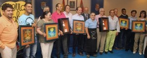 Miguel Ángel Hernández Tortajada y Luciano Municio posan con los ganadores de los premios y accésit del concurso en las diferentes categorías. ::                             ANTONIO DE TORRE