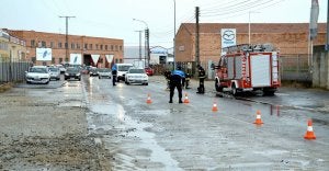 Agentes de los bomberos y la Policía Local actúan en el polígono de El Cerro para desembalsar el agua de las calles. ::                             JAVIER LÓPEZ ALARMA