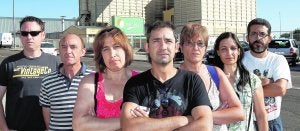 Trabajadores de Hibramer frente  a la fábrica de piensos de la empresa, situada en el polígono de San Cristóbal. ::Foto y vídeo./ A. Quintero