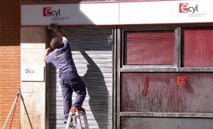 Un trabajador limpia la fachada dañada del Ecyl. :: P. G.-ICAL